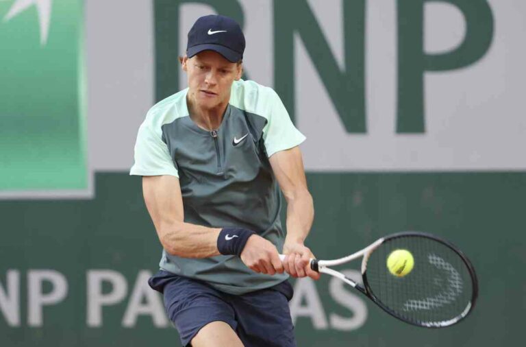 Sinner costretto al ritiro agli ottavi del Roland Garros