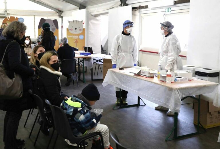 Covid, sono 17.155 i nuovi casi, 84 le vittime, crescono i ricoveri