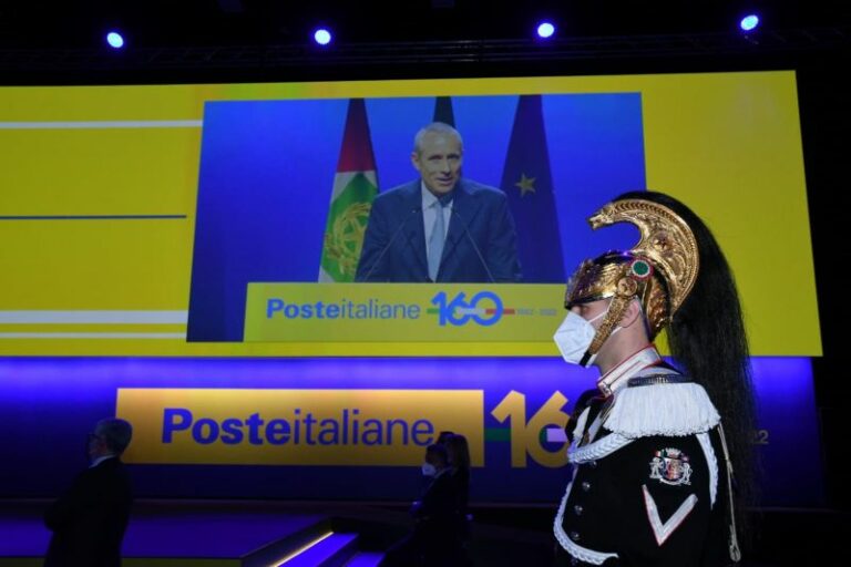 Poste, 160 anni di storia per costruire il futuro del Paese