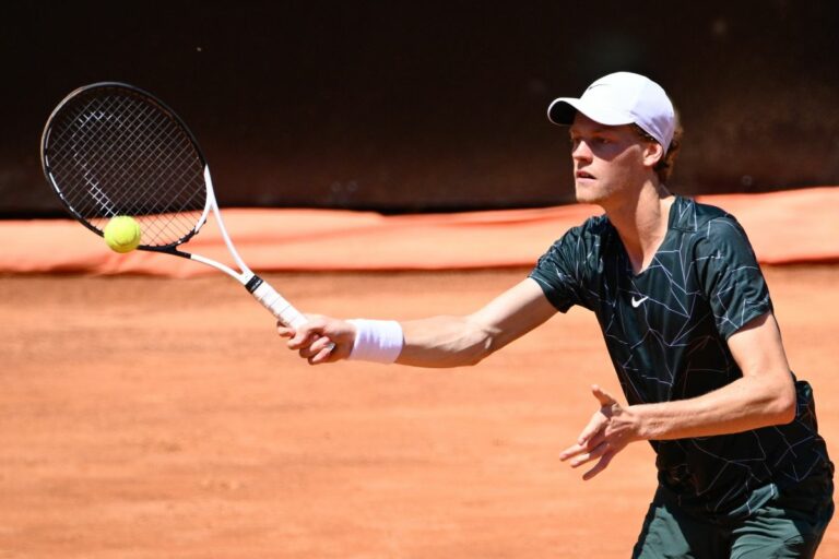 Si ferma la corsa di Sinner, ko contro Tsitsipas