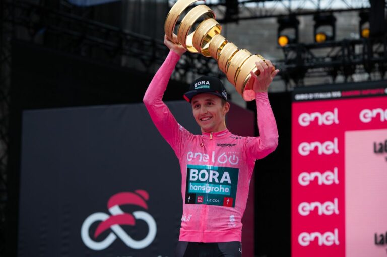 Hindley vince il Giro d’Italia, ultima tappa a Sobrero