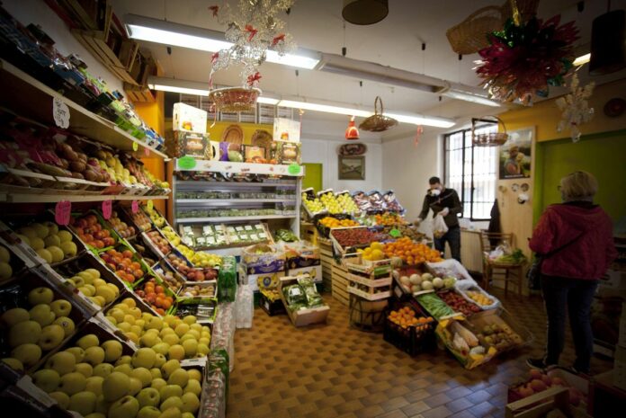 Ortofrutta Lamar di Sameh Ayad, Frutta e Verdura Gratis su tavolo esterno al negozio per chi ne ha bisogno