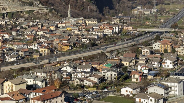 Aosta, il porticato di Palazzo Cogne chiude per lavori