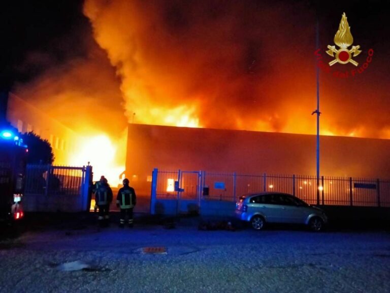 Incendio distrugge un capannone nel Milanese, ingenti danni