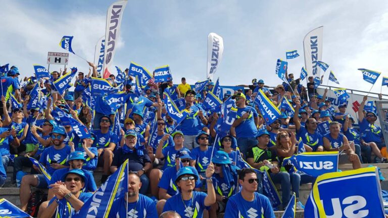 A Misano la tribuna Suzuki si colora di blu