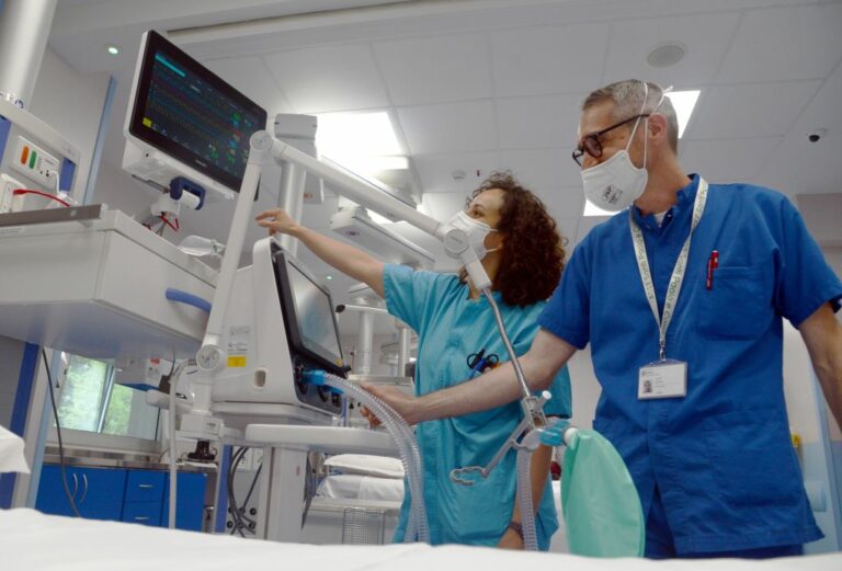 Covid, 21.554 nuovi positivi e 63 decessi