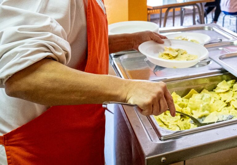 Pausa pranzo, 8 italiani su 10 scelgono il ristorante aziendale