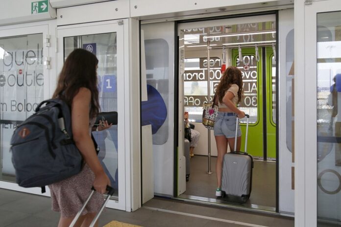 Il treno navetta Marconi Express collega la stazione di Bologna con l'aeroporto