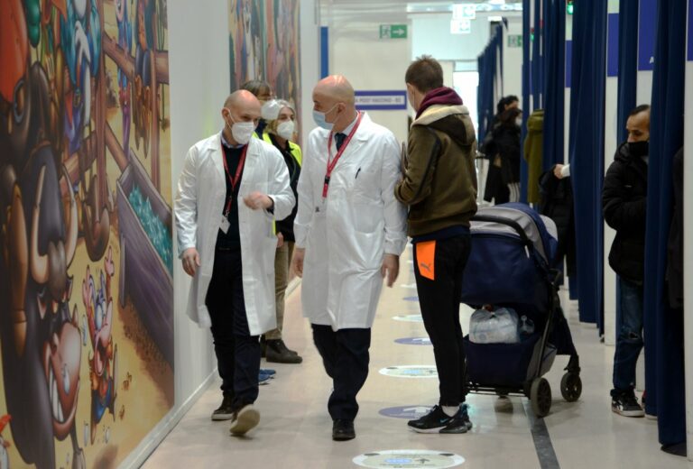 Covid, 30.526 nuovi casi e 18 decessi in 24 ore