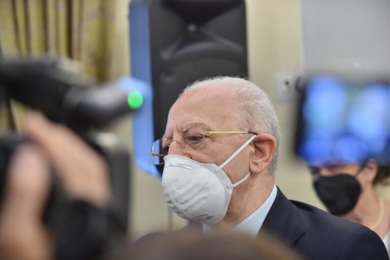 Covid, mascherina obbligatoria negli uffici della Regione Campania