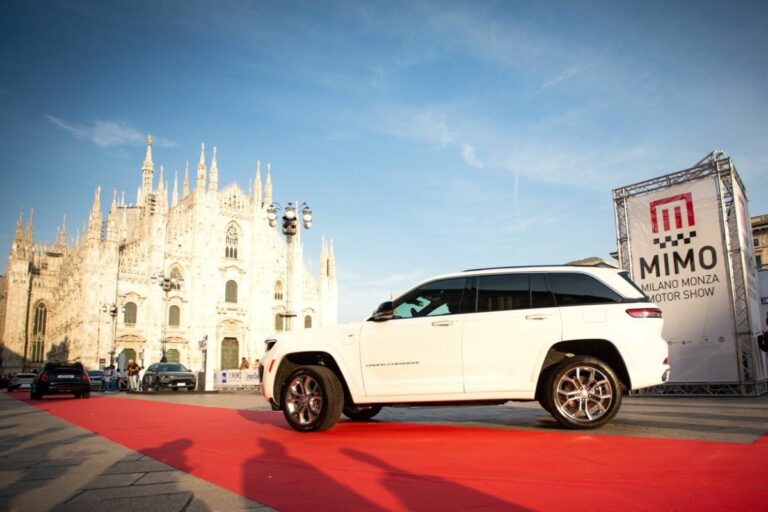 Jeep Grand Cherokee 4xe “sfila” in Piazza Duomo a Milano