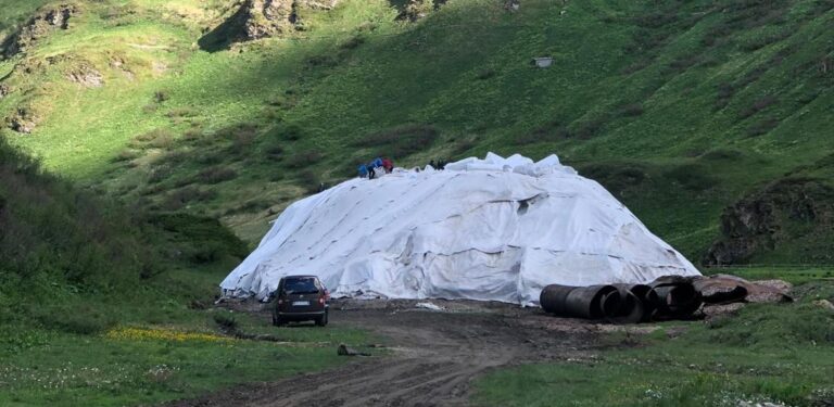 Siccità, nel Verbano stoccati 8.000 metri cubi neve per piste fondo
