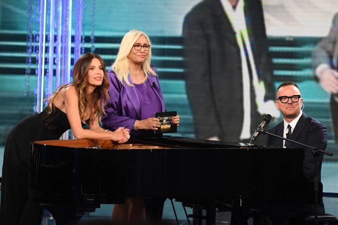 Roma, Domenica In, Alessia Marcuzzi torna in tv: capelli più scuri e bustier trasparente per la bellissima conduttrice, possibile arrivo in Rai?