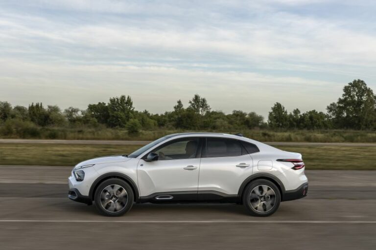 Citroen presenta nuova C4 X anche in versione elettrica