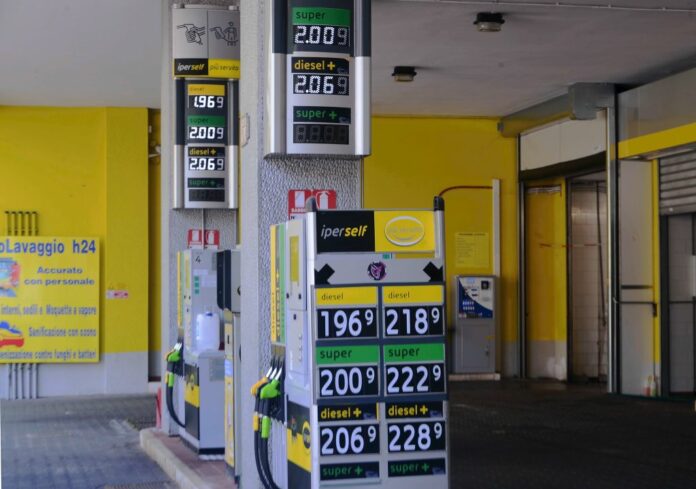 Milano, Rincaro del prezzo della benzina ai distributori Milanesi