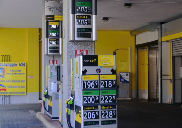 Franco e Cingolani firmano il decreto carburanti, sconto di 30 centesimi