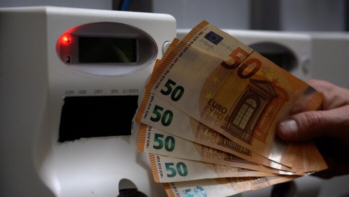 Europa, Italia , Milano - Aumento del costo del gas e dell'energia elettrica e benzina - aumento del costo delle bollette di casa