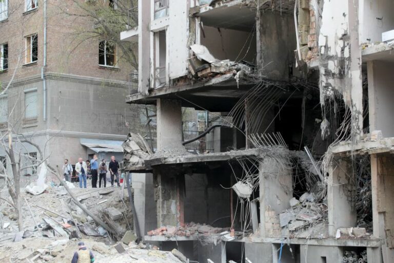 Donbass, ancora bombe e combattimenti. Biden “Vogliamo un’Ucraina indipendente e sovrana”