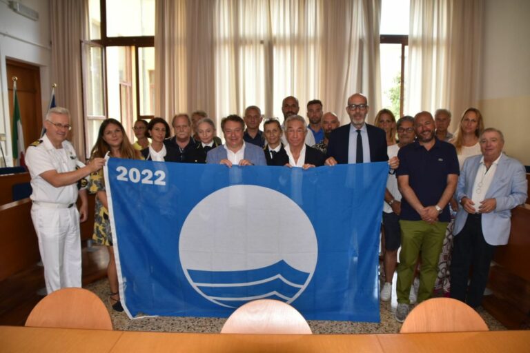 Consegnate ai gestori di stabilimenti del Lido le Bandiere Blu 2022