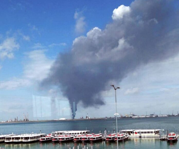 Grosso incendio stamani alla fabbrica di materiale plastico 3V Sigma di Porto Marghera in Provinci di Venezia
