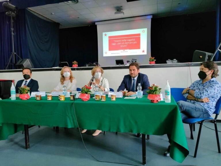 Alle scuole di Catania la marmellata degli agrumeti confiscati