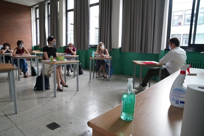 Maturità 2021 studenti al primo giorno della maturità, esami di stato al Liceo Carducci di Milano