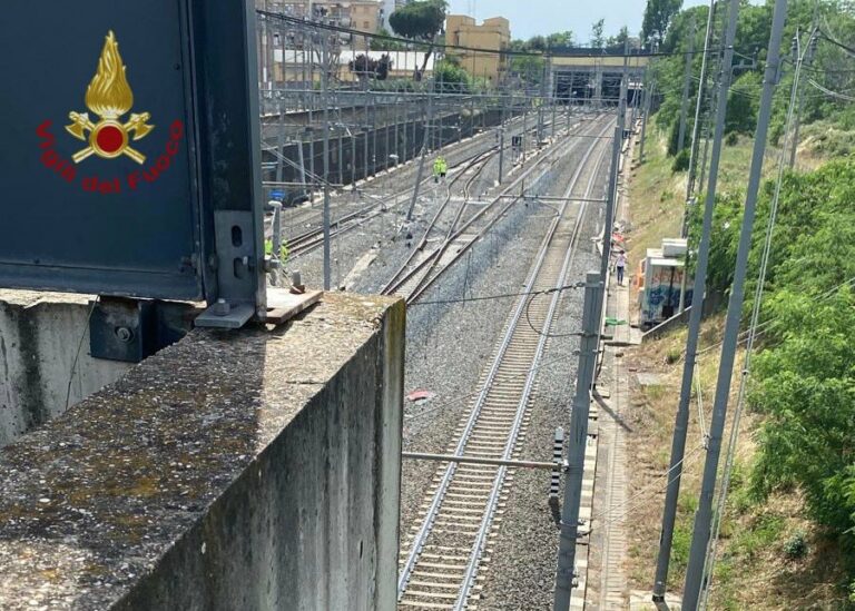 A Roma carrozza treno Av svia in galleria, nessun ferito