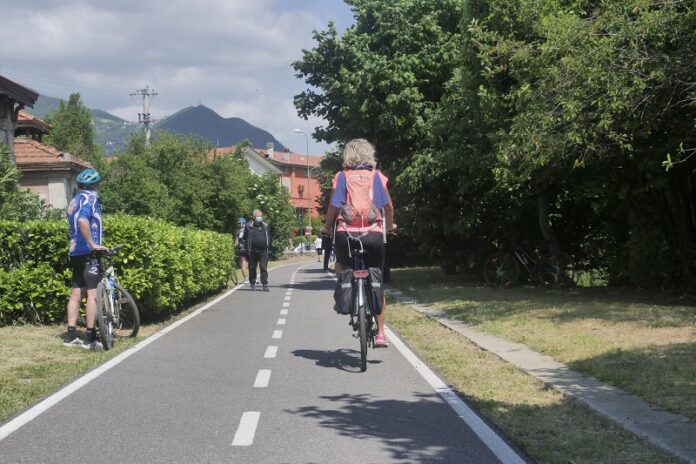 Ciclovia della Val Brembana, la Provincia dedica un tratto a Felice Gimondi. Cerimonia con la partecipazione di Norma Gimondi, del questore Maurizio Auriemmai e di diversi sindaci della zona oltre al Ct della nazionale Davide Cassani e Ivan Gotti.