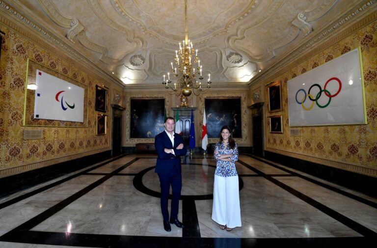 Milano-Cortina 2026, esposta a Palazzo Marino bandiera olimpica