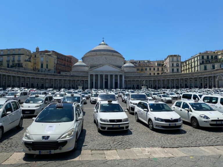 Napoli, sciopero taxi, centinaia di auto occupano Piazza Plebiscito