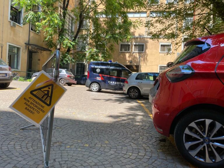 Milano, avvocato 49enne si suicida buttandosi dal settimo piano del Tribunale