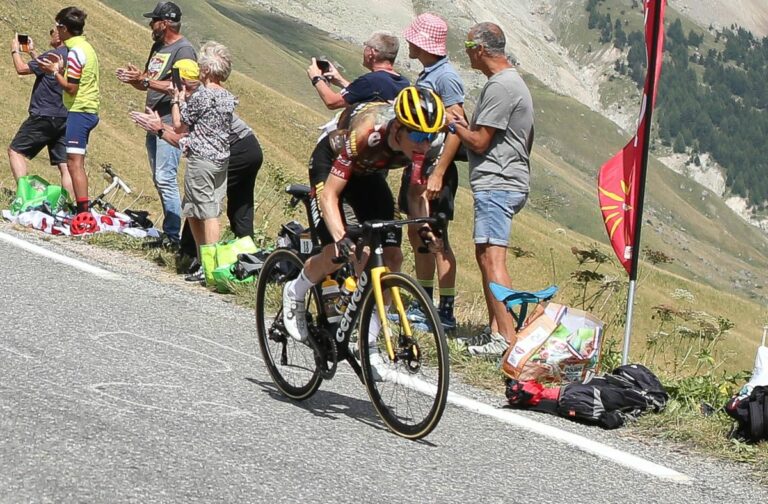 Sull’Alpe d’Huez vince Pidcock, Vingegaard rimane in giallo