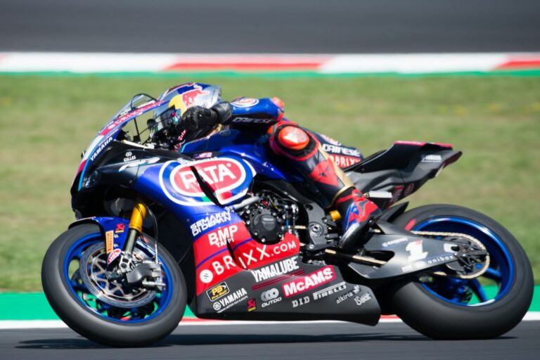Tripletta Razgatlioglu a Donington Park, sua anche gara 2