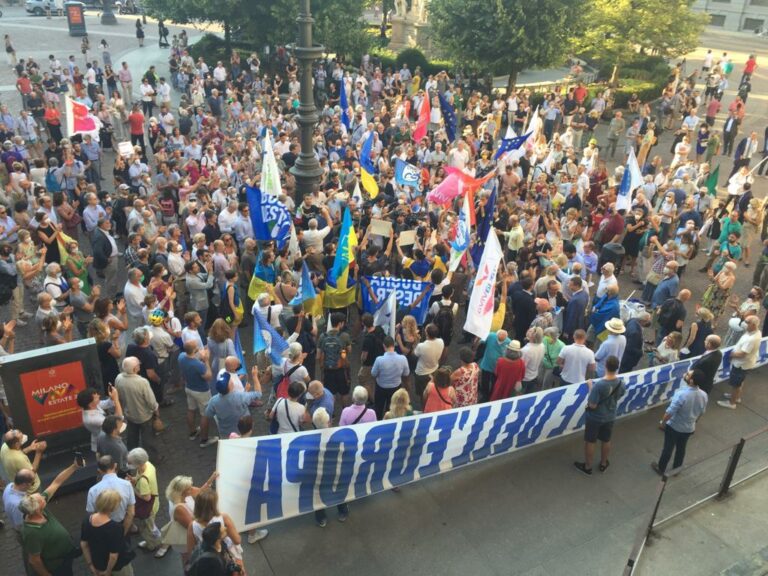 Milano, 200 persone in piazza “Avanti Draghi, no urne”