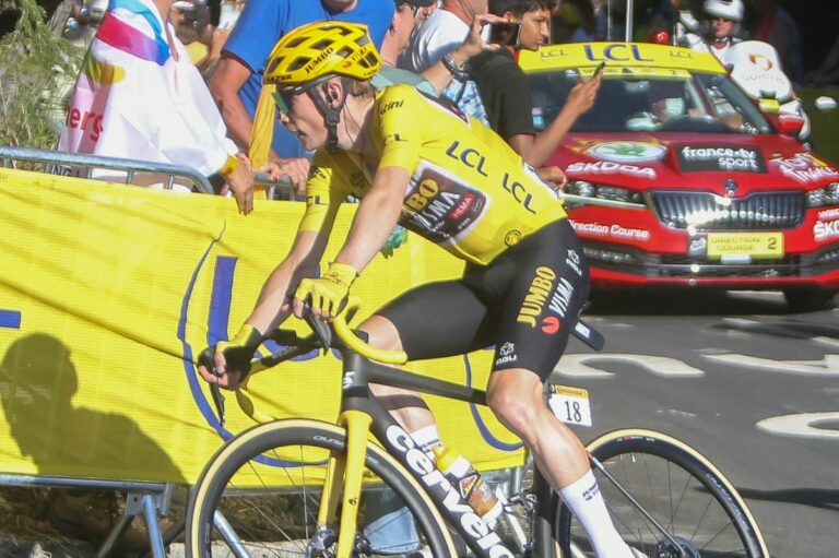 Vingegaard padrone del Tour, Pogacar sempre più staccato