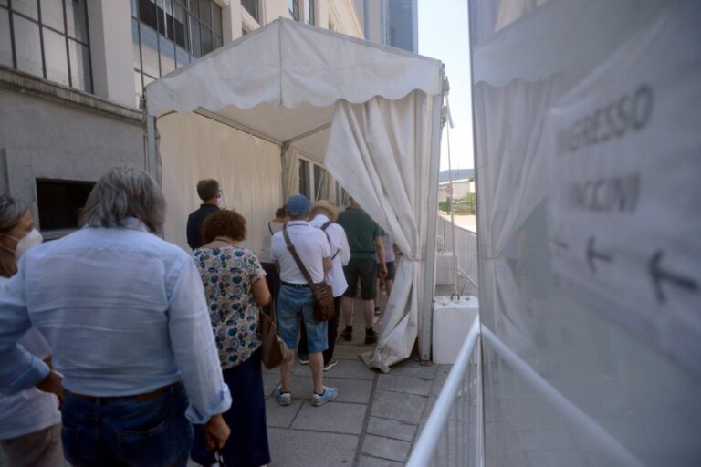 Covid, in Lombardia 13.130 casi, crescono i ricoveri, 70 morti