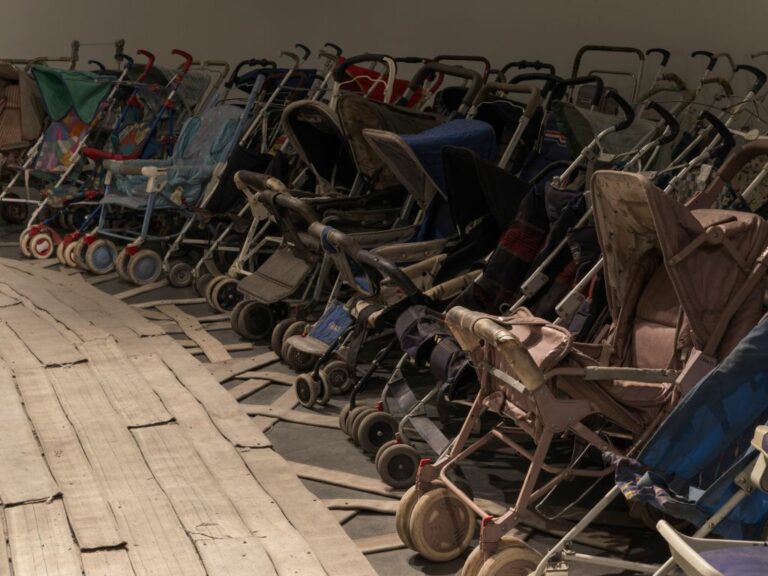 Milano, “Gilded Darkness” di Nari Ward al Centro Balneare Romano