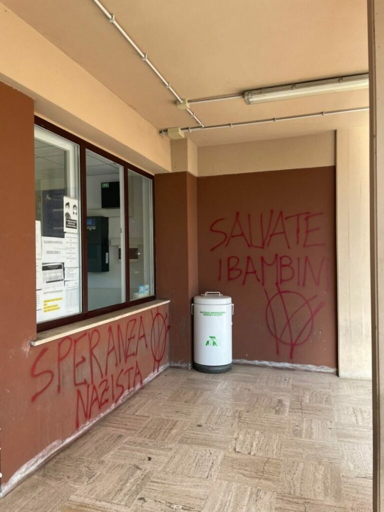 No Vax, scritte fuori da ambulatorio a Roma, Amato “vigliacchi”