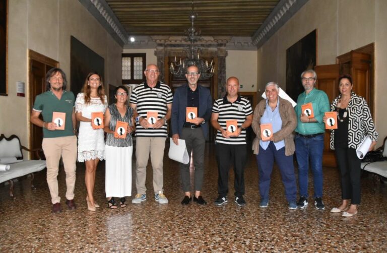 Esce “Venezia – La Guida ufficiale dei Gondolieri”, presentazione a Ca’ Farsetti