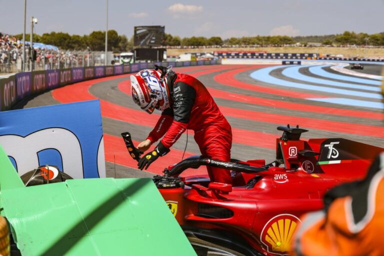 Verstappen vince in Francia, Leclerc out mentre era in testa