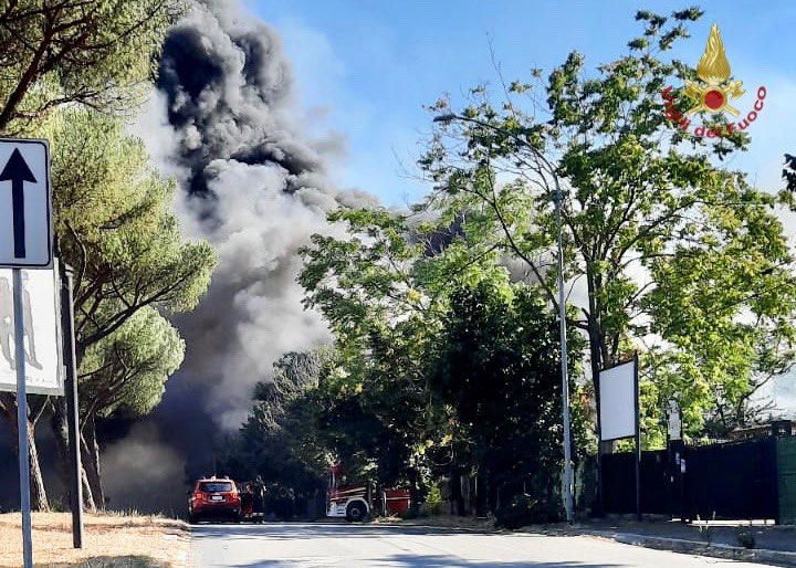 Incendio con forti esplosioni a Roma, Situazione sotto controllo