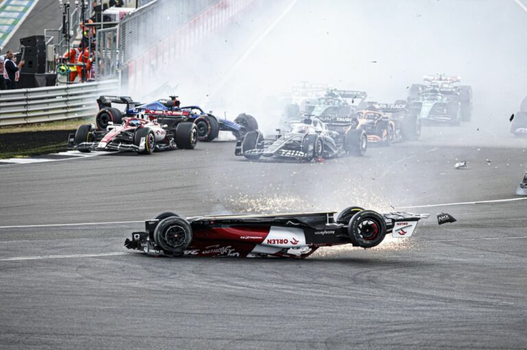 Incidente al via a Silverstone, grande paura per Zhou