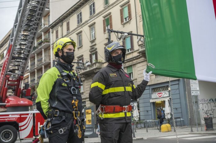 Milano. Santa Barbara padrona dei vigili del fuoco cerimonia con dispiegamento bandiera Italia nella chiesa Santa Maria Incoronata