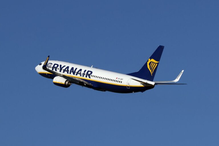 Malta, two Italians accused of causing disturbance a flight from Parma