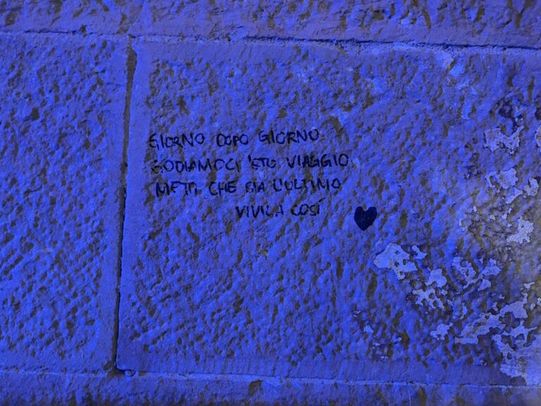 Firenze, Scrivono su pietra in via Georgofili, multate