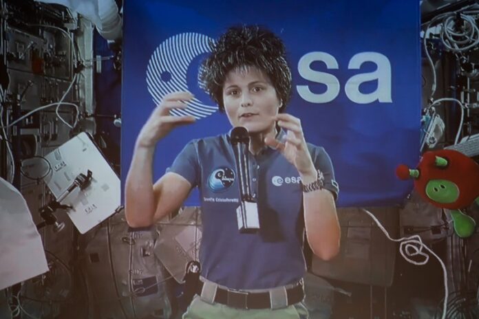 Samantha Cristoforetti in collegamento dalla Stazione Spaziale Internazionale parla a studenti delle scuole presso il Museo della Scienza e Tecnologia