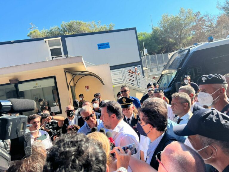 Immigrazione, Salvini “A Lampedusa garantire condizioni umane”