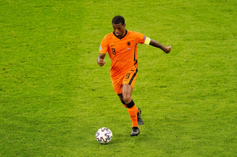 Wijnaldum sbarca a Ciampino, tifosi Roma in delirio