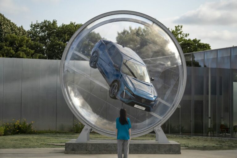 Nella “sfera”, la nuova Peugeot 408 fa girare la testa