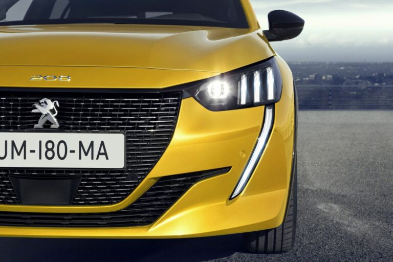 Peugeot, l’artiglio luminoso che firma le vetture del Leone